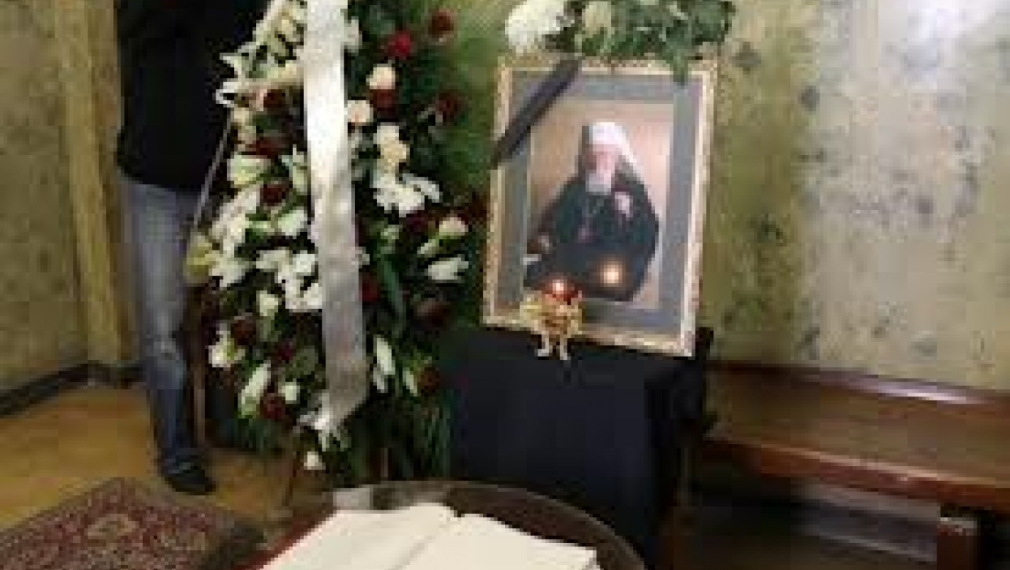 Телевизиите превърнаха смъртта на патриарх Максим в кич Телевизиите превърнаха смъртта на патриарх Максим в кич
