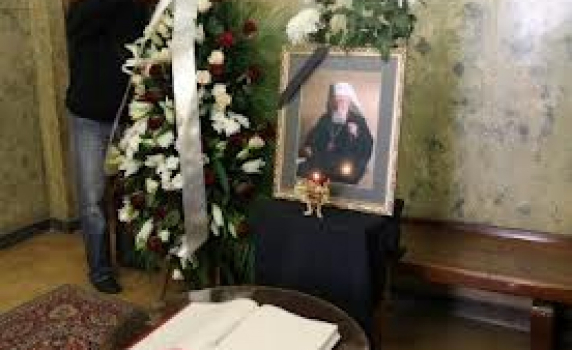 Телевизиите превърнаха смъртта на патриарх Максим в кич