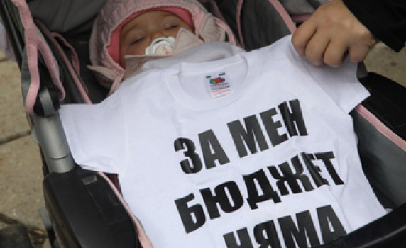 Икономисти за Бюджет 2013: Малко пари за пенсионерите, много пари за МВР, които да подсигурят изборите