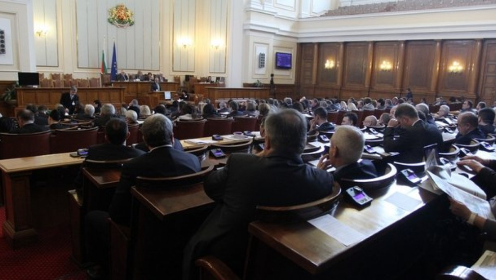 Петчасов скандал в НС заради текст от Избирателния кодекс, гласуването продължава и днес