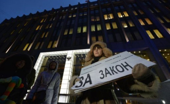 Протести срещу закона, ограничаващ американските осиновявания в Русия