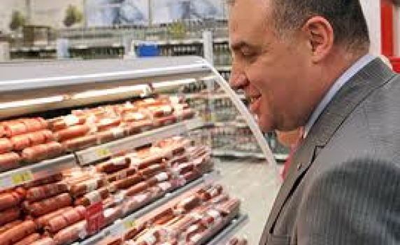 Министър Найденов: Случи се чудо - по-ниски цени по Коледа