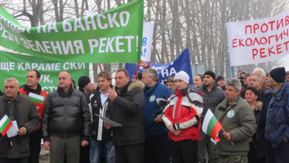 За трети ден протестиращи блокират Банско