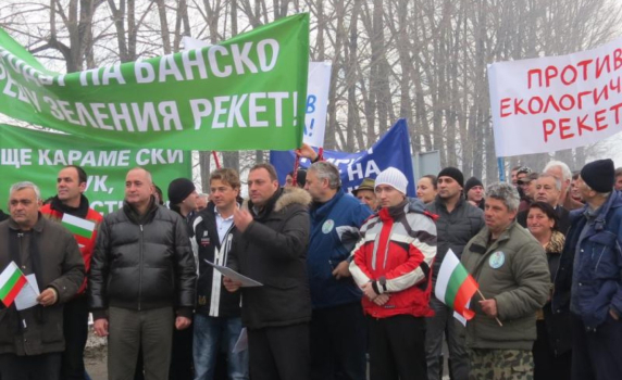 За трети ден протестиращи блокират Банско
