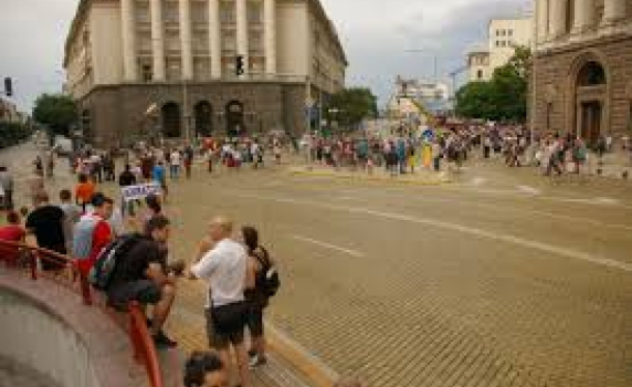 Политолози – след седмица малобройни протести, след година – оставка