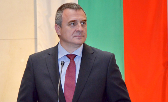 Президентът да каже какво е направил, за да не спят хора по земята, призова Йовчев