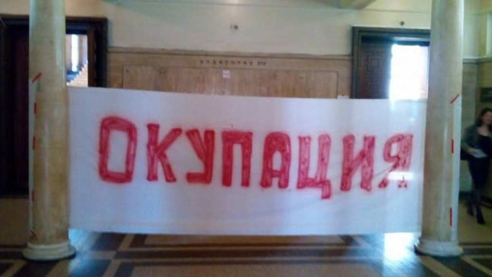 Контрапротестът проби окупацията на Ректората