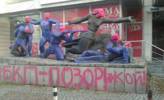 Блогърът Асен Генов и още петима в ареста, изрисували със спрей паметника на "Позитано" 20