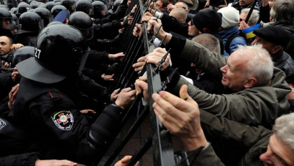 Полицията в Киев атакува, протестиращите се укрепиха в лагер 