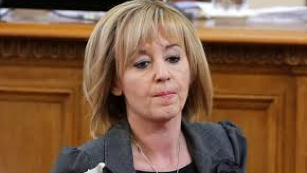 Манолова: За уволнение сте. Атанасова: Държите се като влечуги в терариум Манолова: За уволнение сте. Атанасова: Държите се като влечуги в терариум