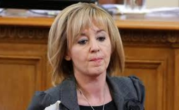 Манолова: За уволнение сте. Атанасова: Държите се като влечуги в терариум