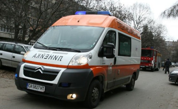 Шофьор помете дядо и внуче на спирка в София