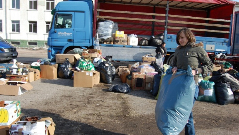 Доброволци зарадваха с дарения бежанците в Харманли