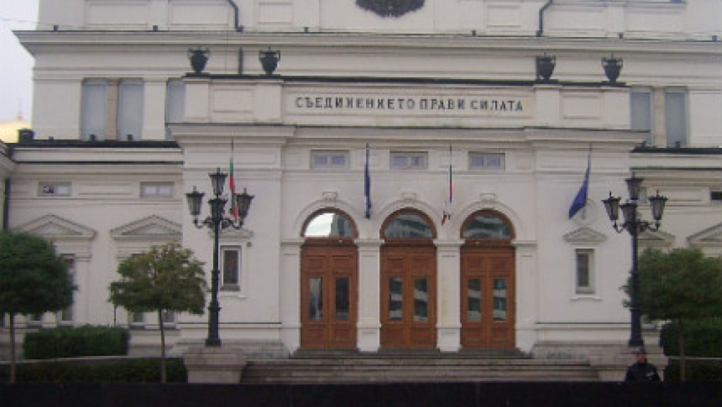 Парламентът се застрахова срещу стачки и протести