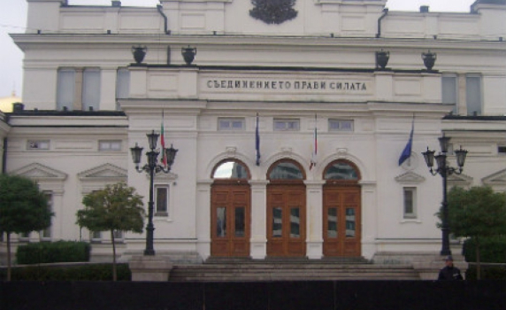 Парламентът се застрахова срещу стачки и протести