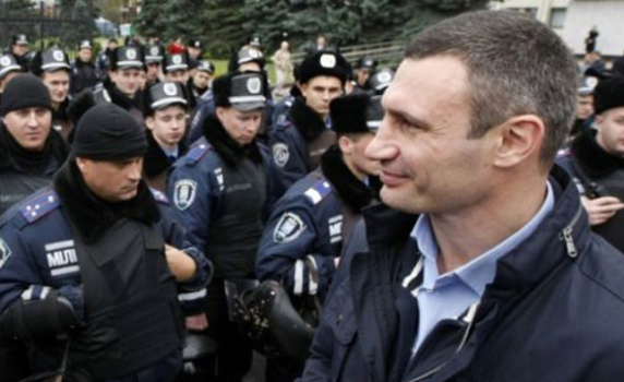 Виталий Кличко се отказа от световната титла, посвещава се на политиката