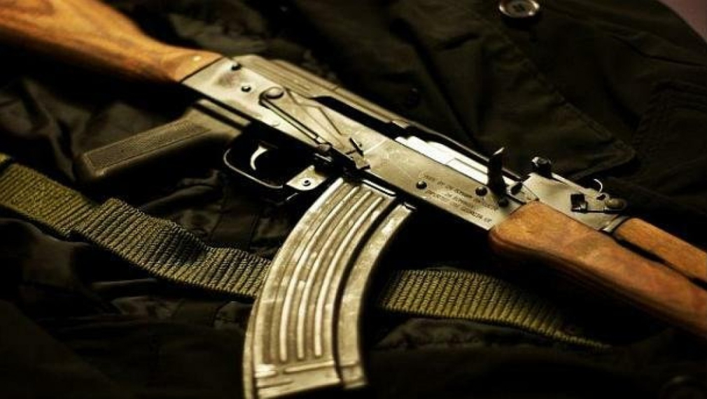 Военен фелдшер и швед в схема за трафик на оръжие