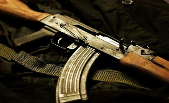 Военен фелдшер и швед в схема за трафик на оръжие