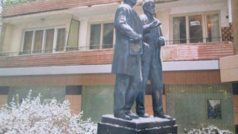 Пияни оскверниха паметника на братята Евлоги и Христо Георгиеви в Карлово