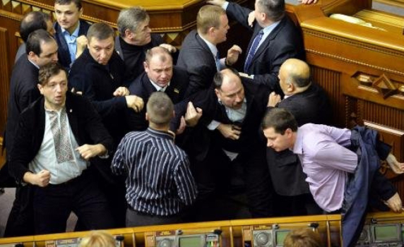 Юмручен бой в украинския парламент