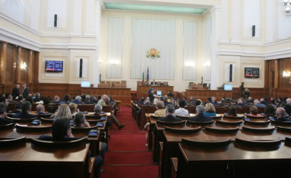 Парламентът отхвърли ветото на президента върху повишаването на данъка за стари коли 