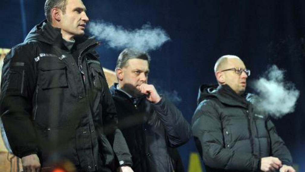 Опозицията в Украйна продължава борбата въпреки отстъпките на президента