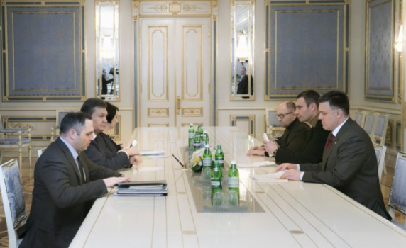 Украинският премиер Азаров подаде оставка (обновена)