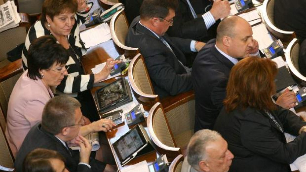 Депутати си увеличиха заплатите с още 354 лева на месец