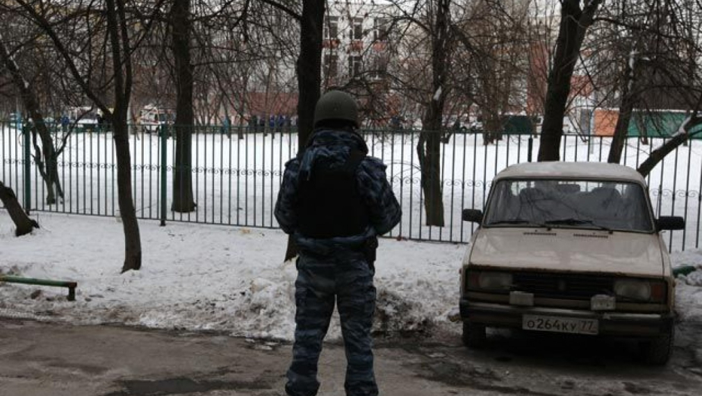 Младеж взе заложници в руско училище, загинаха учител и полицай