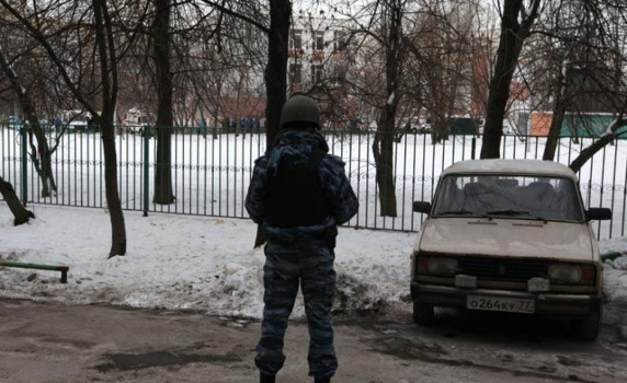 Младеж взе заложници в руско училище, загинаха учител и полицай