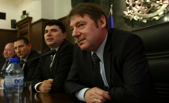 Задържаната служителка на ДАТО продавала информация от 300 до 5000 лв.