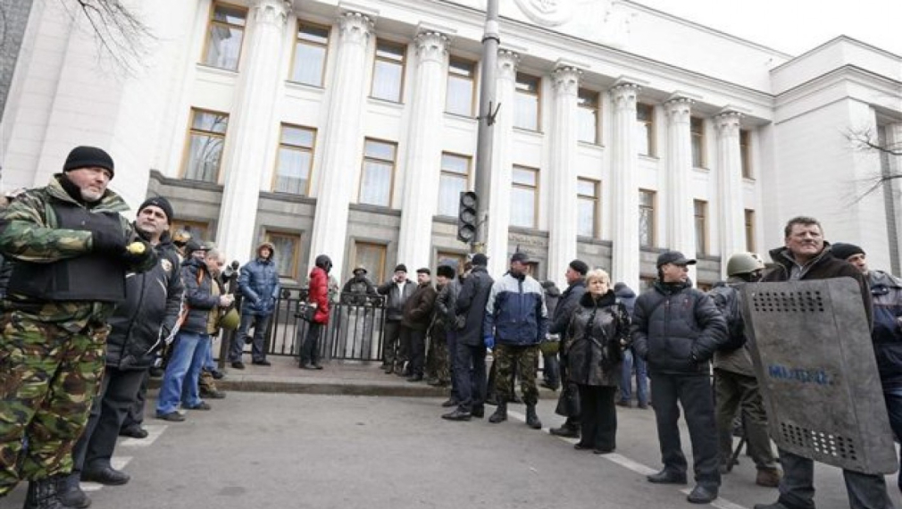 Украинската опозиция иска избори преди 25 май