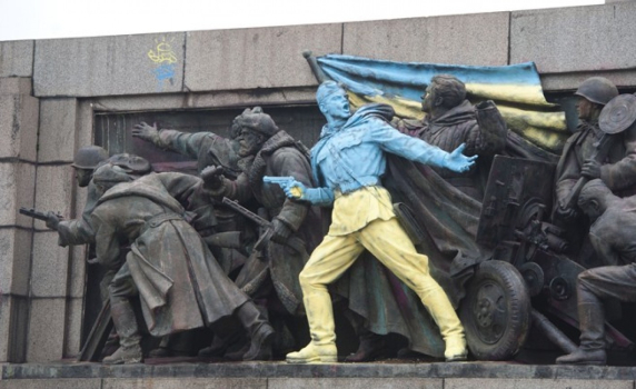 След остра реакция от Москва &quot;Евронюз&quot; свали свали снимката на боядисания паметник