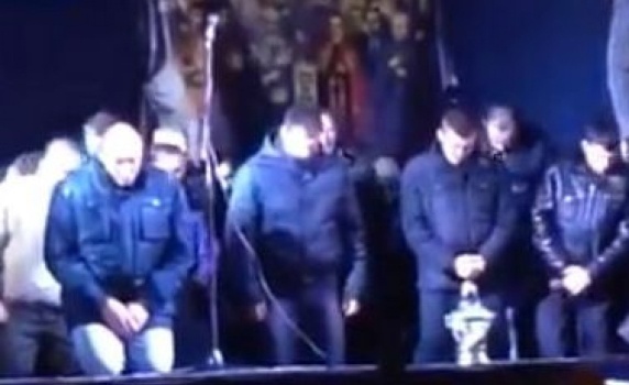 &quot;Беркут&quot; падна на колене и поиска прошка от украинците