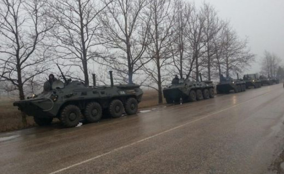 БТР-и край столицата на Крим, Украйна заговори за руска агресия