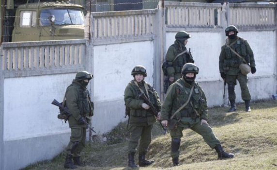 Франция запазва засега военните си договори с Русия