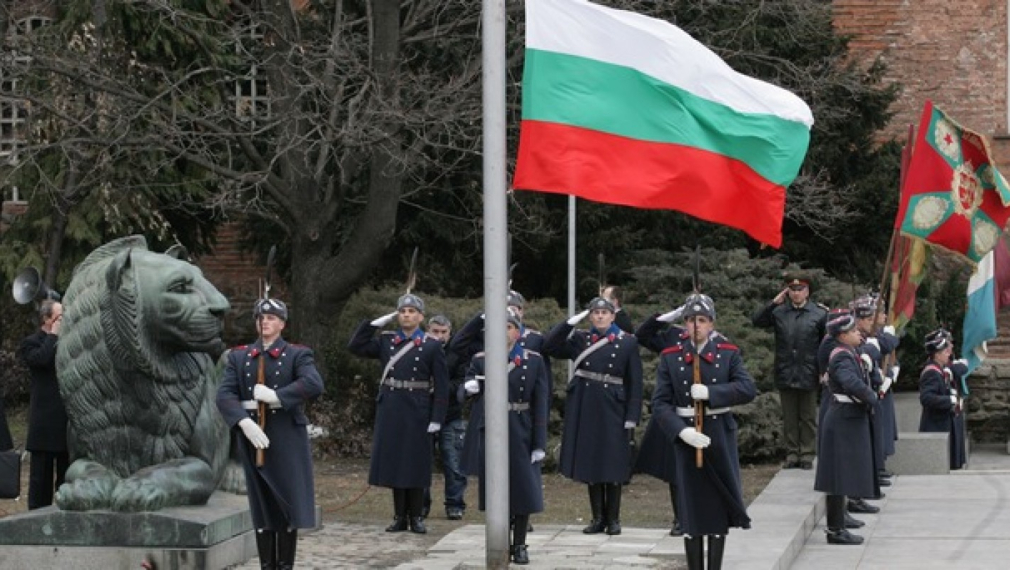 Националният флаг се развя пред Паметника на незнайния войн Националният флаг се развя пред Паметника на незнайния войн