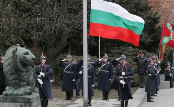 Националният флаг се развя пред Паметника на незнайния войн
