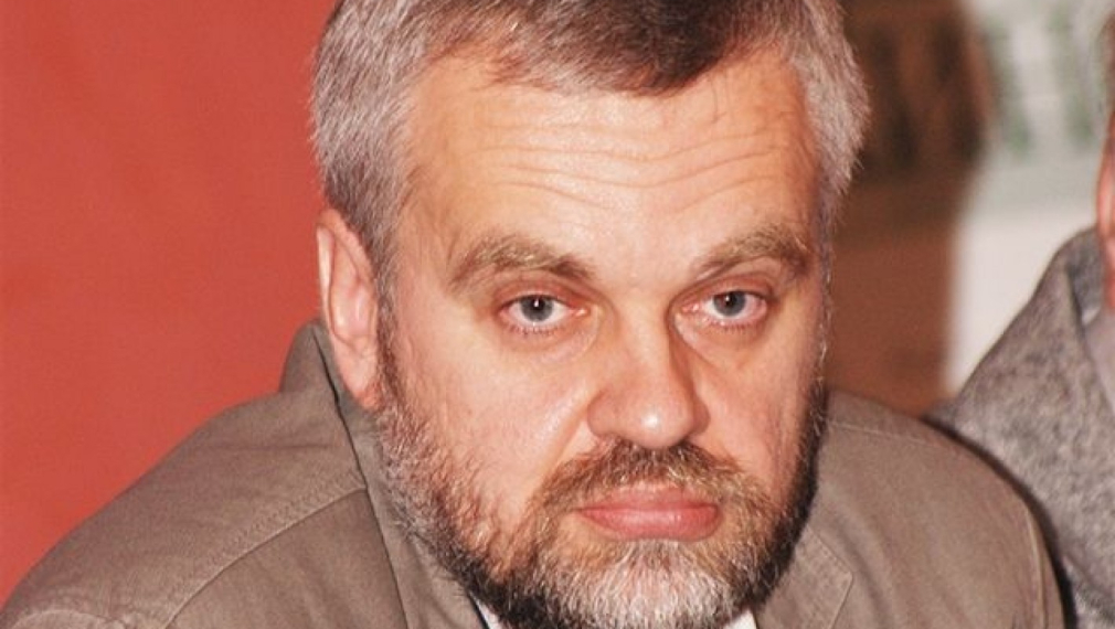 „Долу мръсните ръце от историята!“