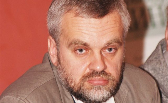„Долу мръсните ръце от историята!“