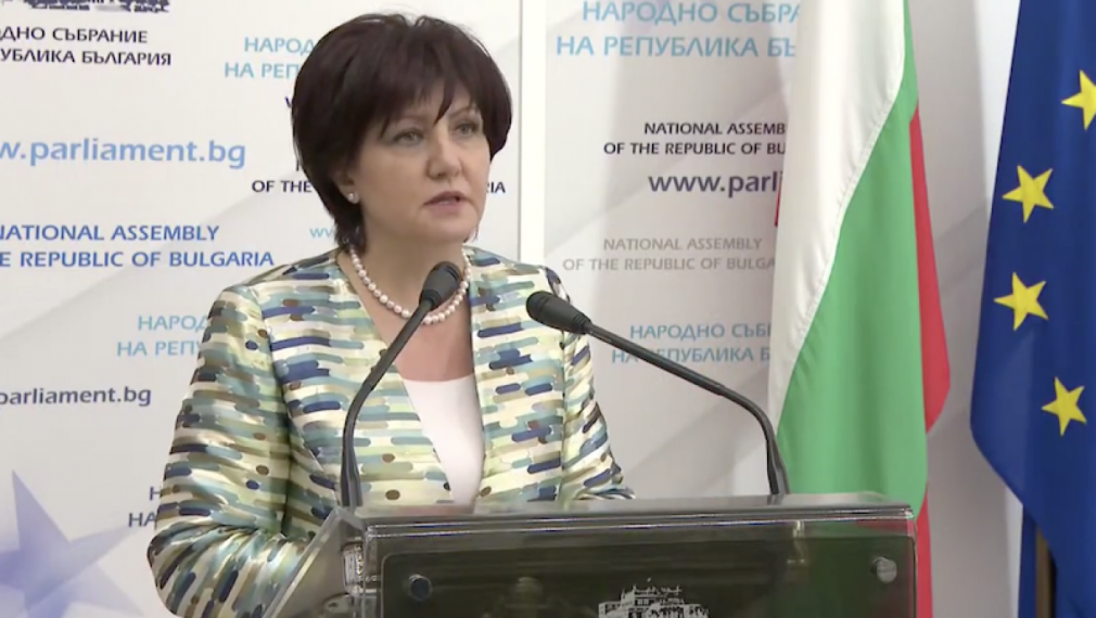 Караянчева: Какво прави дете в парламента? НСО да се погрижи