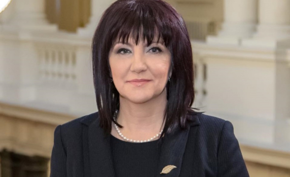 Караянчева: Резолюцията на ЕП е политическа, няма да навреди на имиджа на страната ни