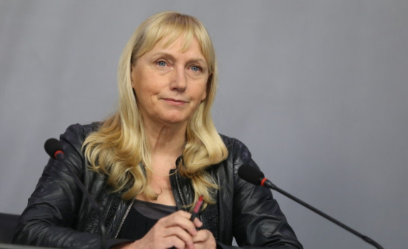 Елена Йончева прави конференция с Вера Юрова и кръга "Капитал"