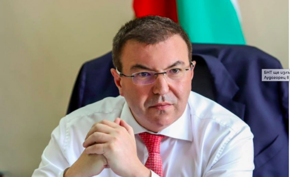Здравният министър: Заради COVID-19 България загуби 13 лекари