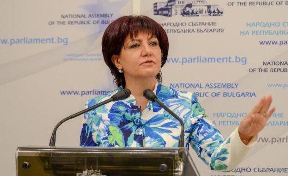 Караянчева към Радев: Асфалт трябва навсякъде, но и много други неща, които правителството прави