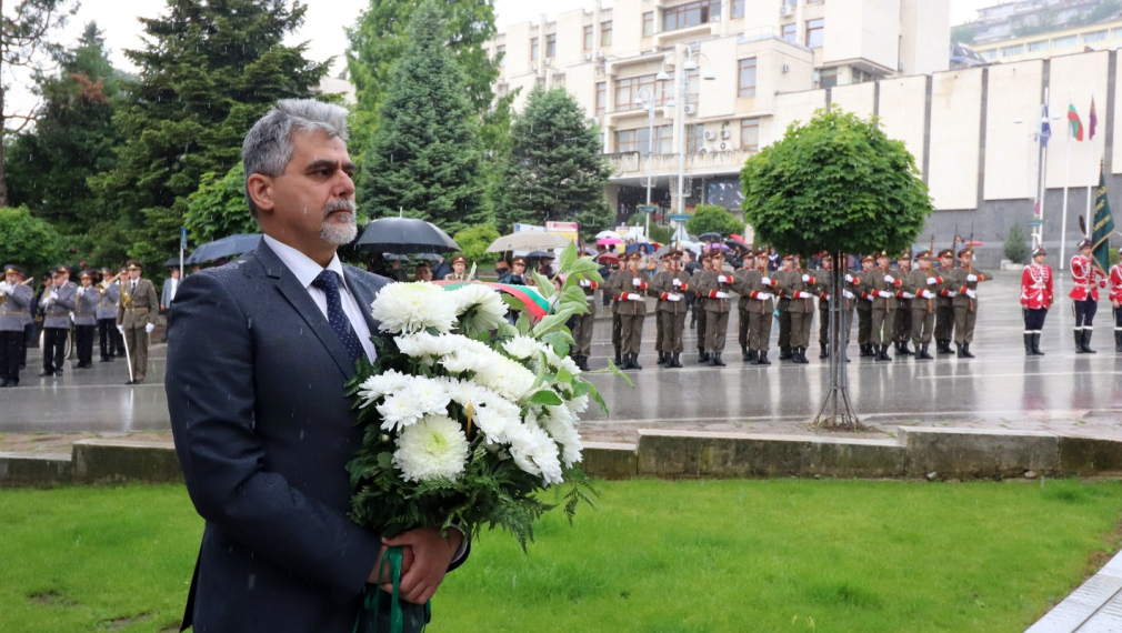 Доц. Михов, ВМРО: Главнокомандващият Радев ще се разграничи ли от поругаването на МО?