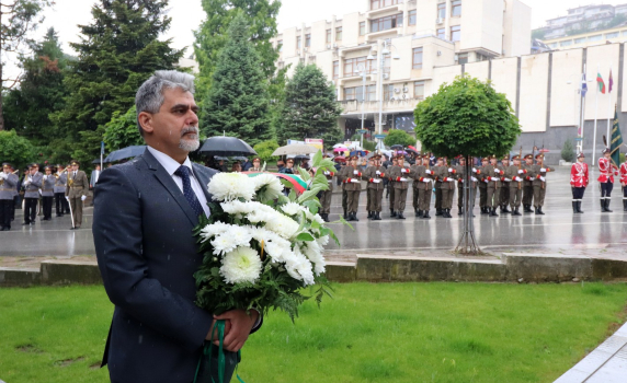 Доц. Михов, ВМРО: Главнокомандващият Радев ще се разграничи ли от поругаването на МО?