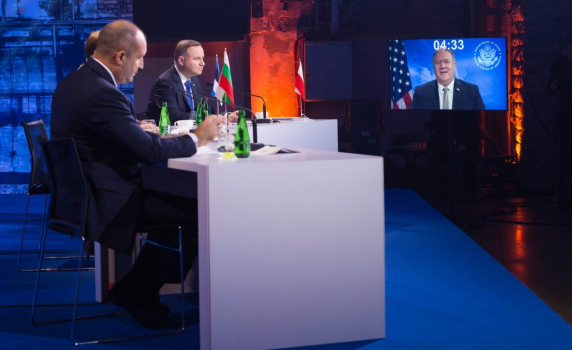Кой е по-по-най-американодраг – Борисов или Радев?