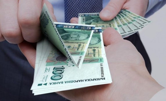 След лобистки натиск депутатите развързаха ръцете на фирмите за бързи кредити