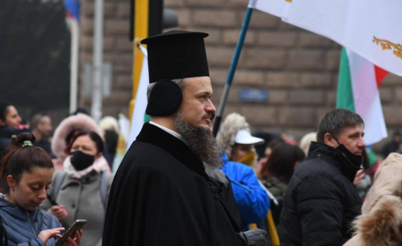 Протестиращи опитаха да влязат в сградата на МС